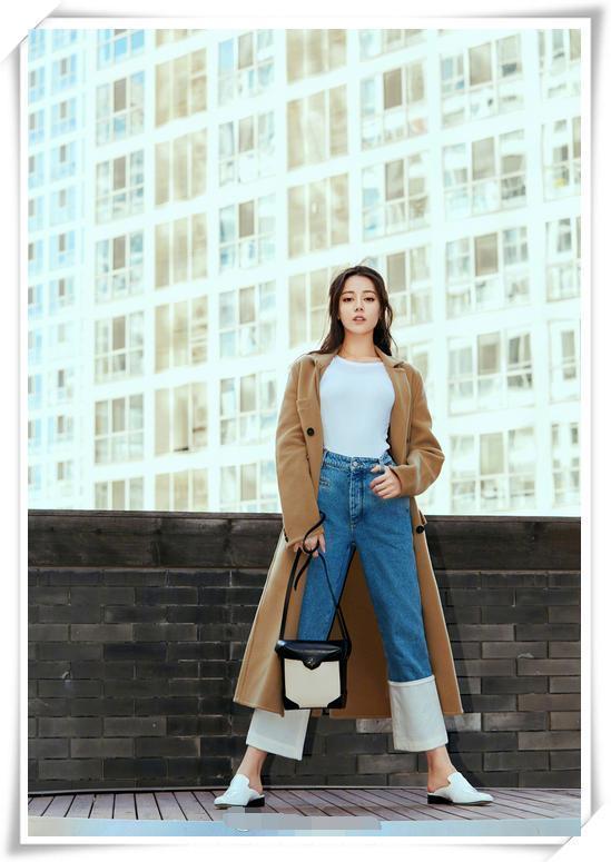 当孙艺珍穿印花裙撞衫迪丽热巴，网友：终于相信微胖才是最美身材