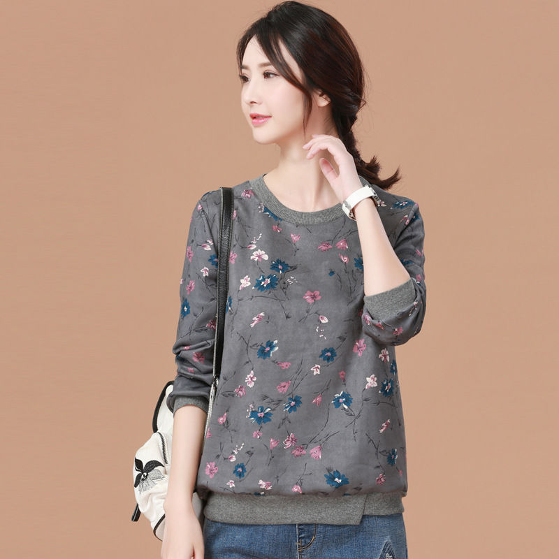 是跟真丝裙说拜拜时候了，今秋流行卫衣+短裤，走上街回头率爆表