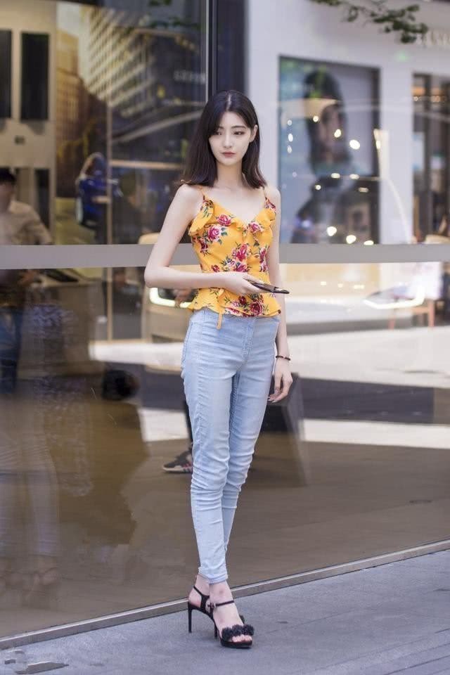 街拍：穿着很个性的小姐姐，摩登帅气不输模特！