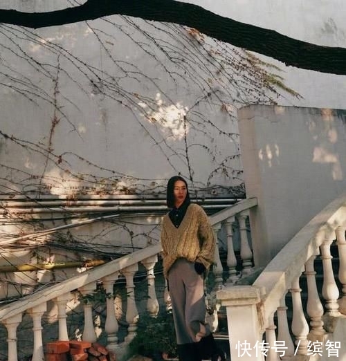  穿不出：针织衫千万别乱穿，看刘雯是怎么搭配的，一般人穿不出这种感觉