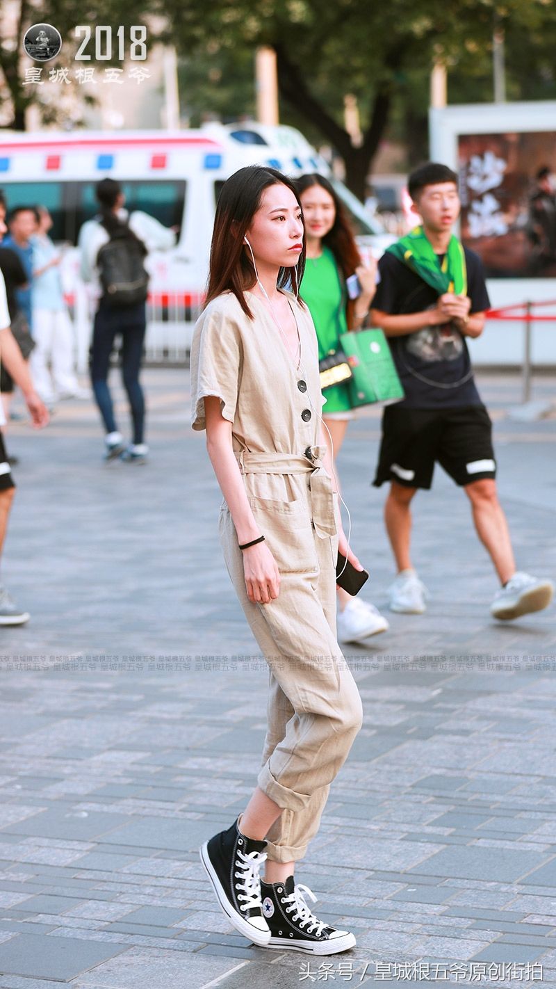 街拍:如何在炎热的夏季穿出清凉和时尚，是时下最热门的话题
