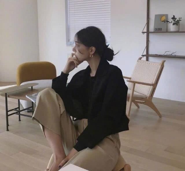  [能体现出女]出行穿衣搭配太呆板，时尚潮流漂亮小姐姐用休闲服装开展配搭，結果超好看