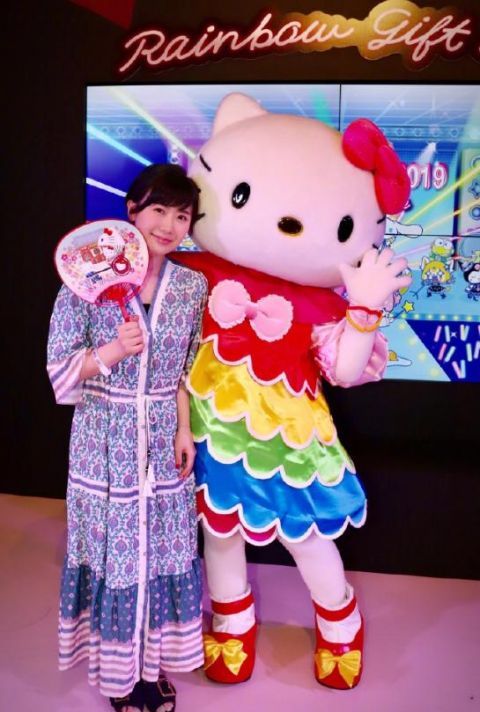 「宛若」被福原爱美到了!穿白色印花连衣裙亮相,齐刘海长发宛若18岁少女