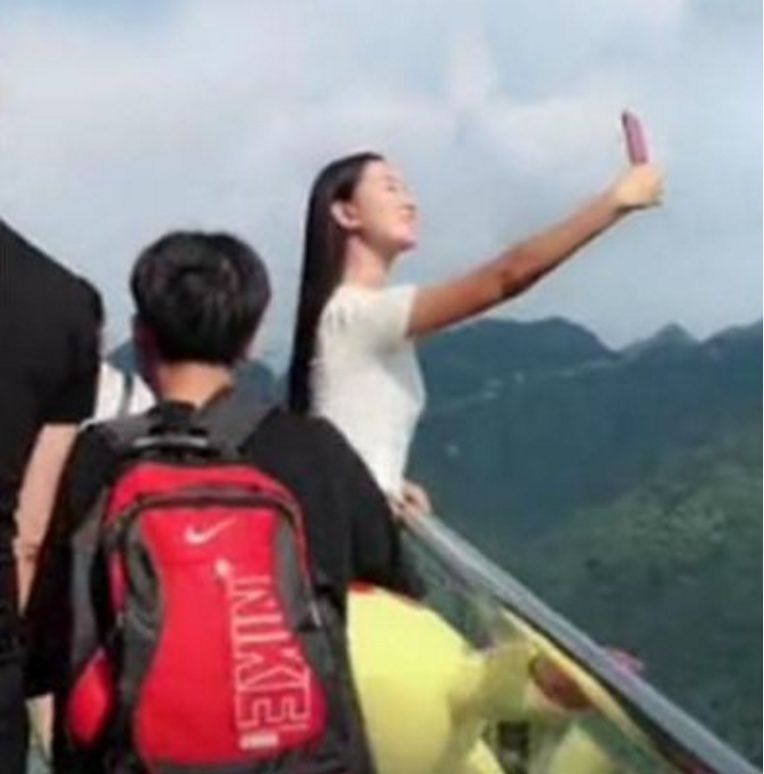 美女在玻璃栈道上拍照,却发生了这样的事情!网友:代价太大了!