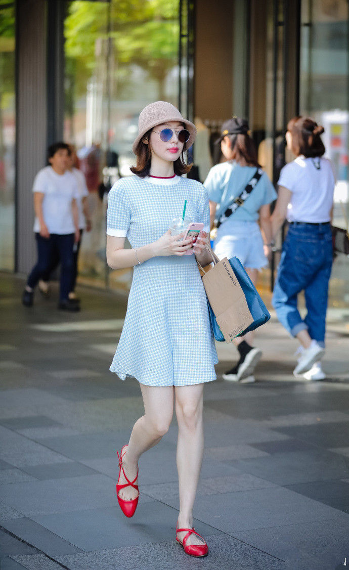 街拍路人，夏天再炎热也挡不住美女们追赶时尚潮流的脚步