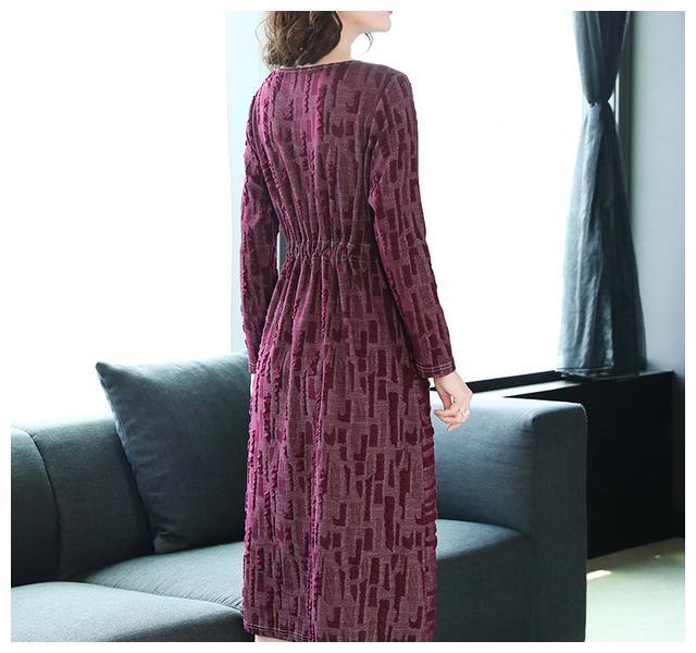 不要在衣服不见了的状况下游玩。这条裙子只要穿过膝盖时才美观。