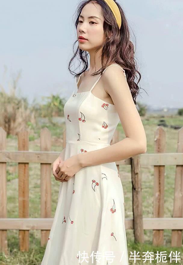 『长裙』小姐姐高腰衫配白色长裙,简单的穿搭也很有女人味