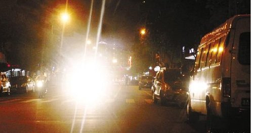 大车司机：夜间超车别闪了；夜间超车应该怎样向前车示警？