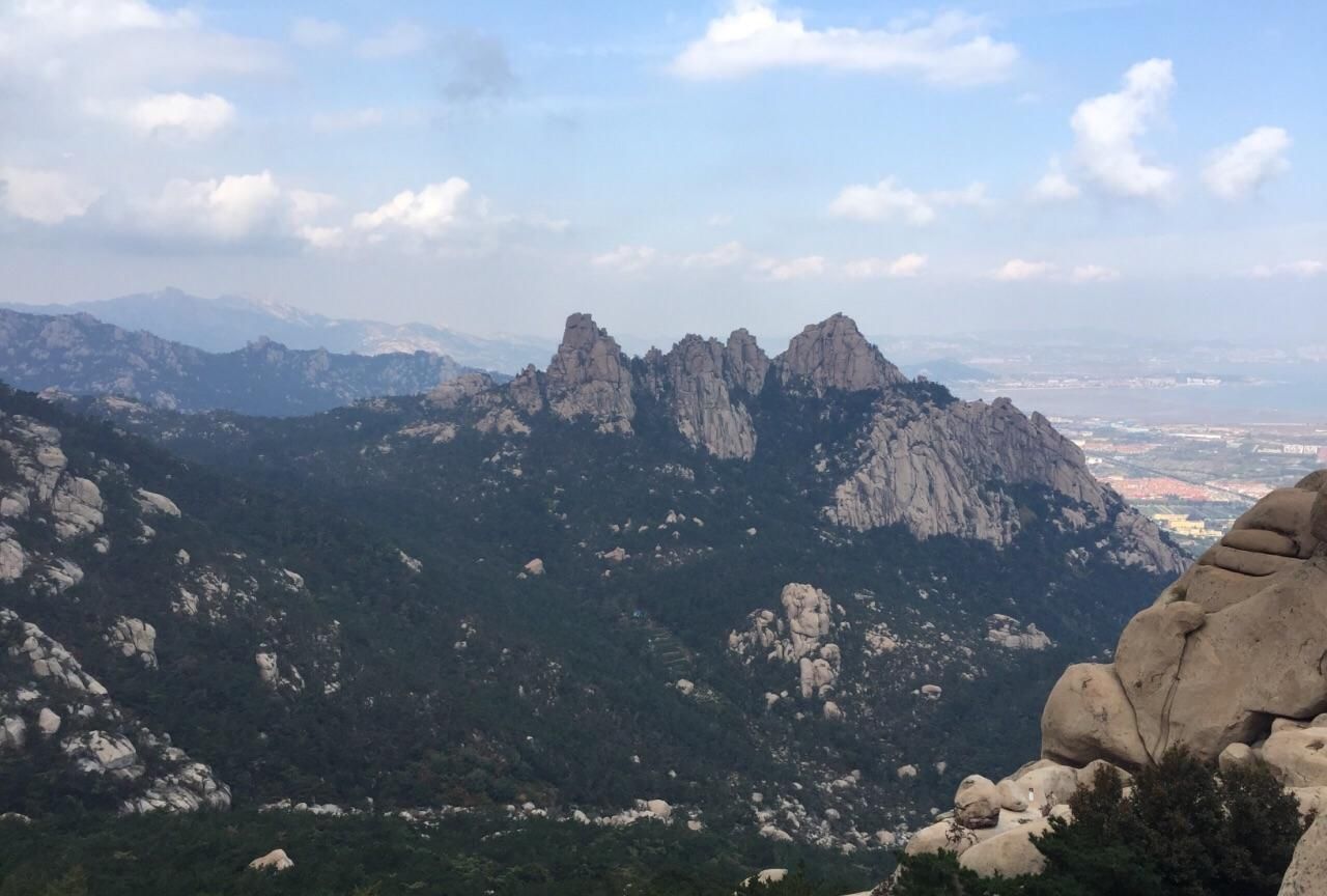 山东很受欢迎的一座山，海拔1132.7米，是中国海岸线第一高峰