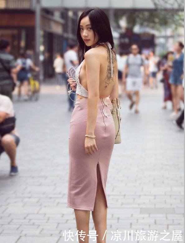 路人街拍漂亮女人大方展示完美身材，一颦一笑都让人着迷