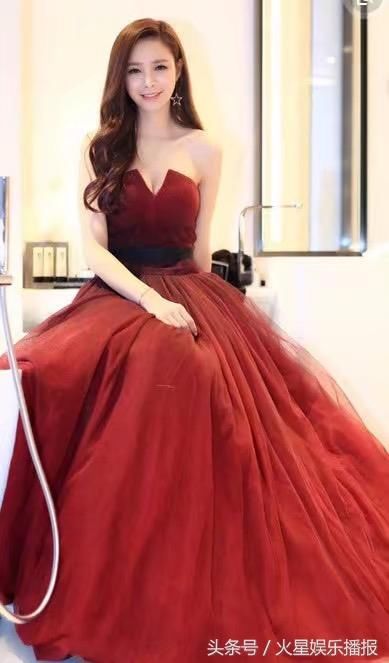 沈梦辰摄影棚大秀性感身材 大红长裙凸显十足女人味
