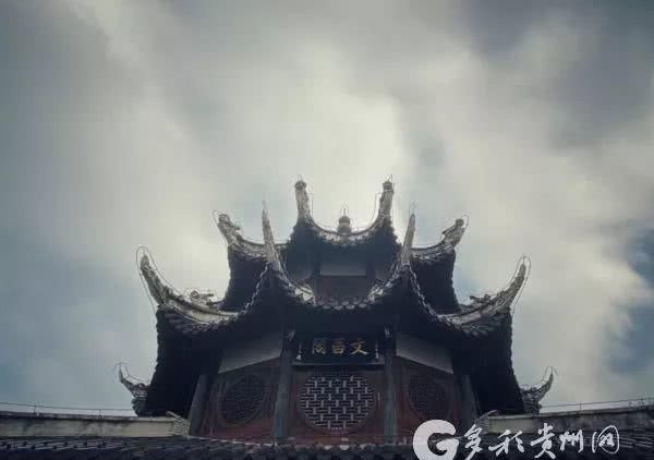 中国第一条旅游高铁正式通车！400余个4A级以上景区，一路美食美