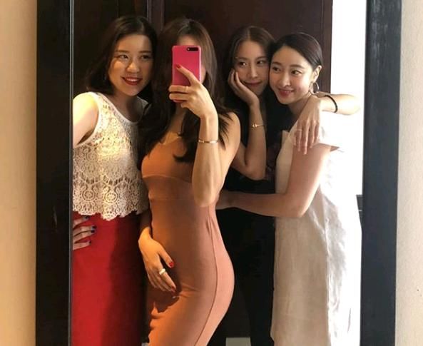 普拉提女神身材有多好，穿上包臀裙，和闺蜜站一块就知道了