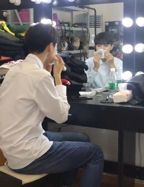  「女生」男生拍写真首次涂口红，事后行为让女生炸了，但看到脸大家又沉默