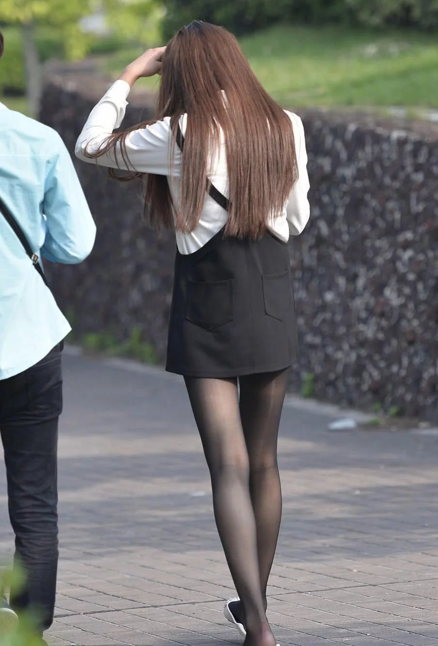 公园玩耍的俏皮大学生，白皙皮肤被黑丝完全抵挡，玩起诱惑丝毫不