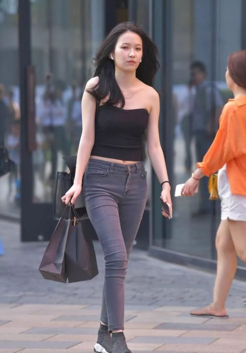 \＂i3\＂: \＂街拍：美女穿搭学起来！\＂气质女生的牛仔裤穿搭，简约清爽又个性，彰显时尚品味