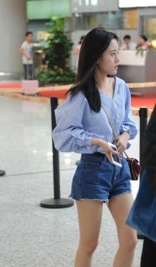 159鞠婧祎和160沈月同穿T恤短裤，看起来不止差1cm