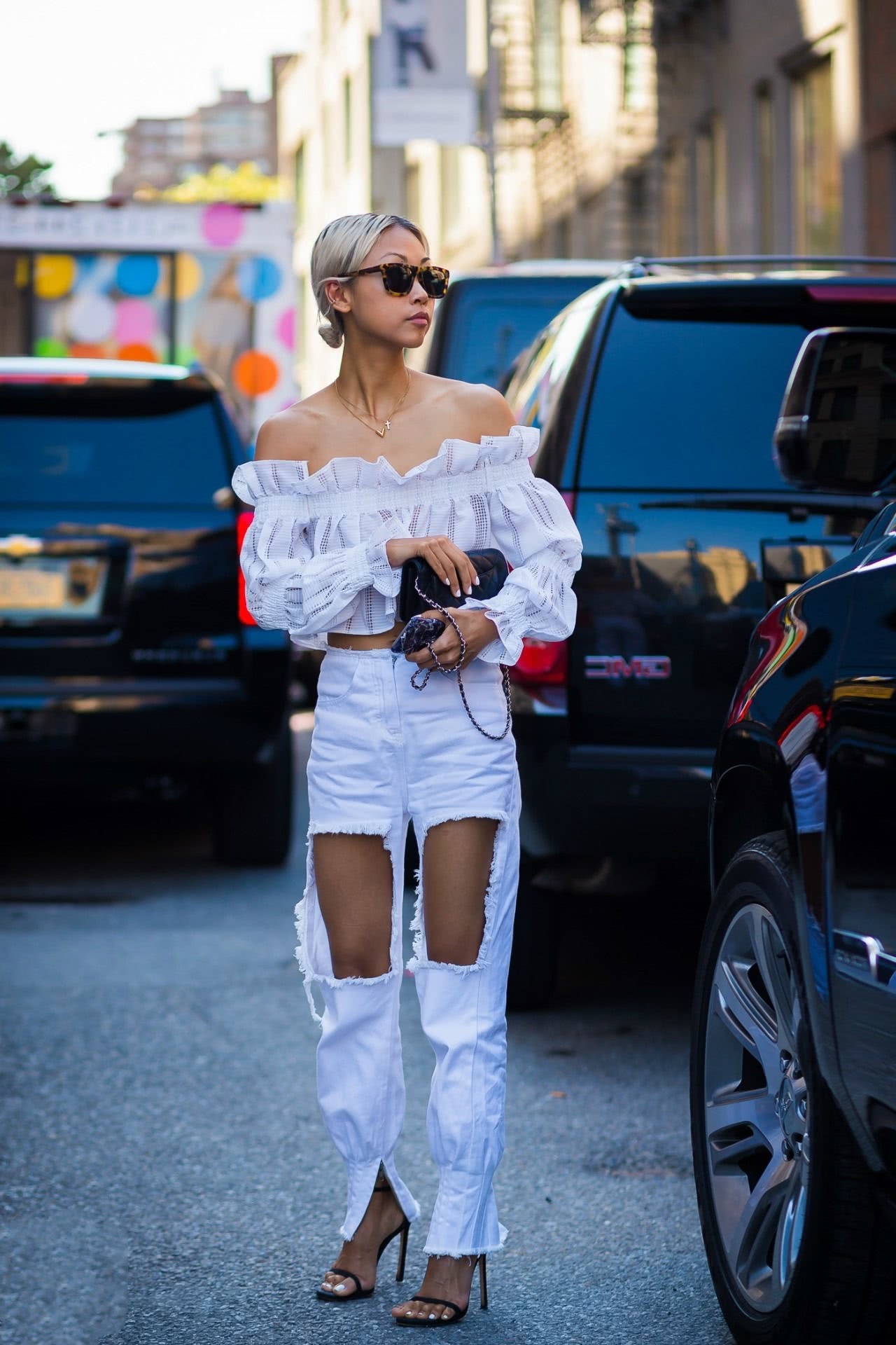 这牛仔裤是被炸过了吧？破成这样也能穿，和穿短裤有什么区别！