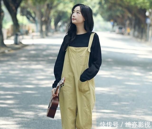 「以试一下」T恤叠穿或搭配不同款式的牛仔裤,都是春夏最nice穿搭CP!