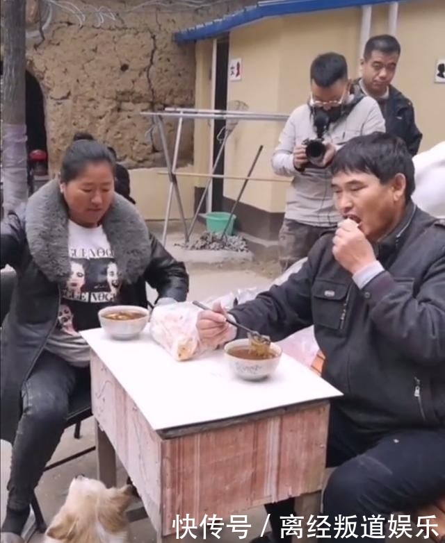  粉丝@大衣哥粉丝带孩子上门求助，大衣嫂做法遭邻居吐槽
