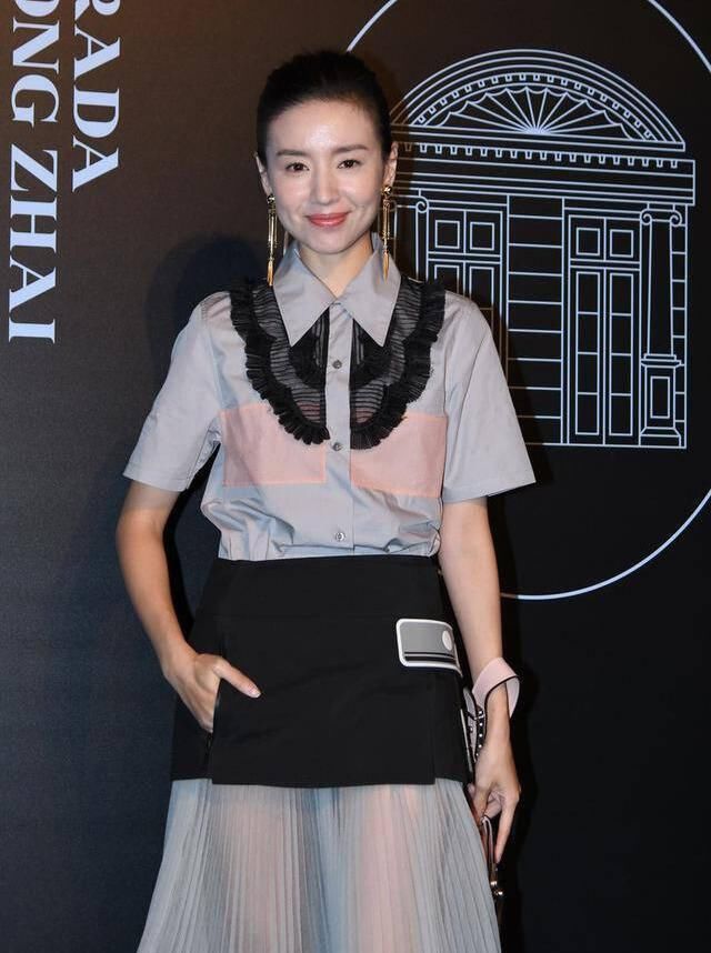 #气质#董洁依旧气质出尘清丽,衬衫搭配灰色纱裙,前卫又时髦