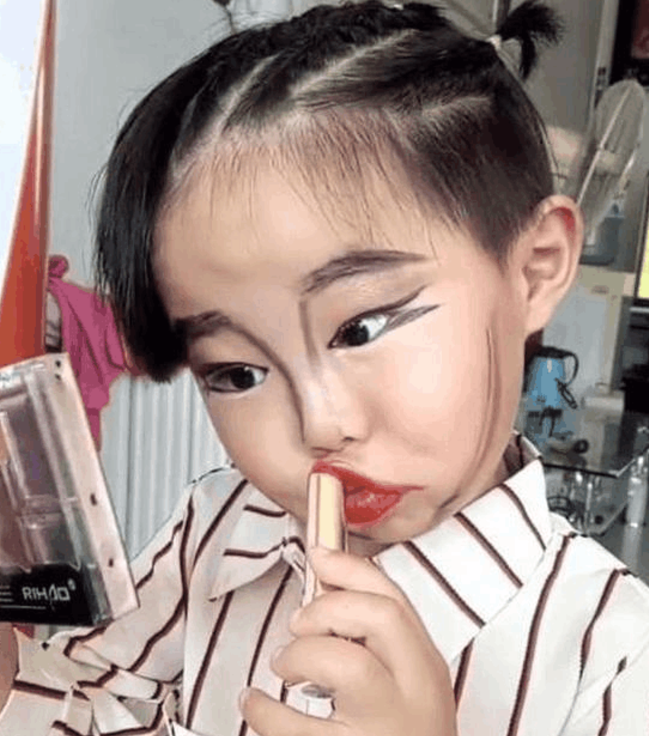 4岁女孩学化妆, 涂口红还要噘嘴巴, 真是有模有样