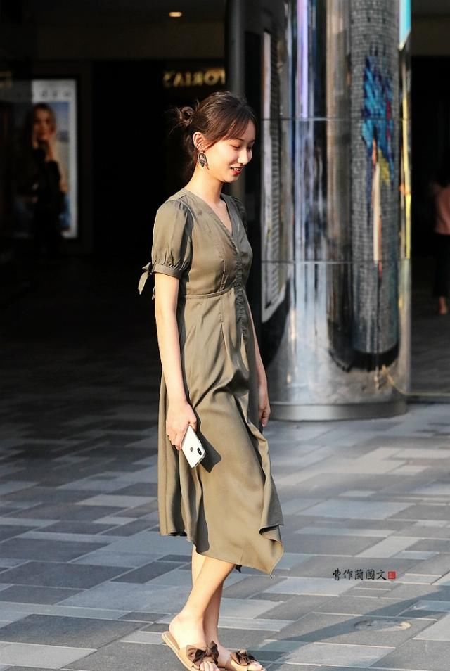  #能进能退#街拍：美女的这条连衣裙，贵在得体