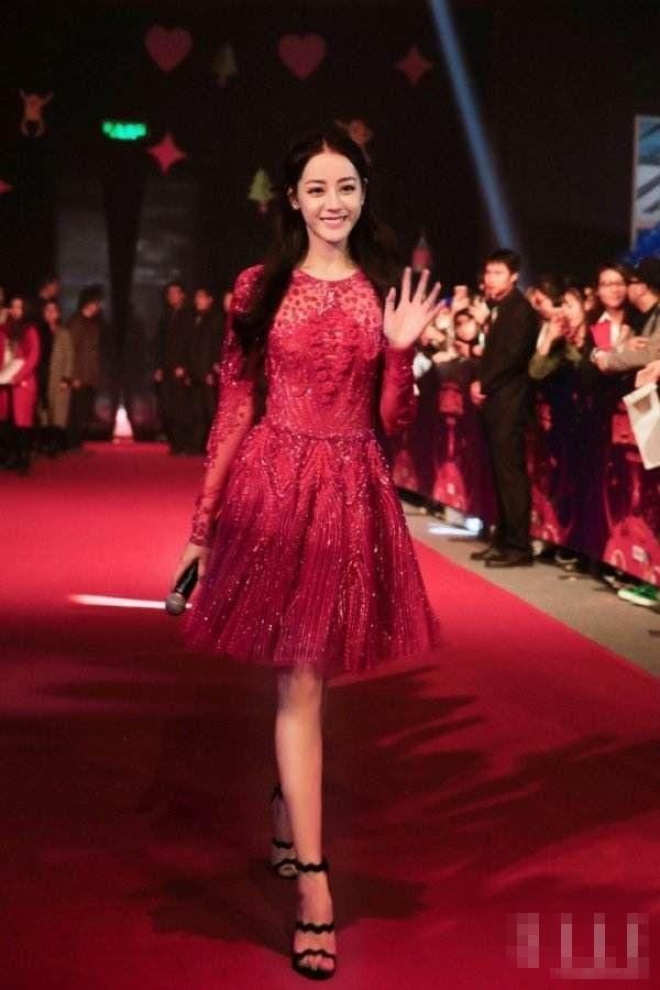 热巴穿粉色短裙大秀“事业线”,超性感,网友:少了口红,减分!