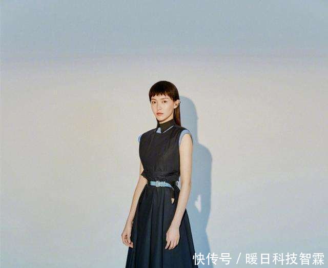 35岁唐嫣只不过剪了个“狗啃”刘海, 气质就变得大不一样了!