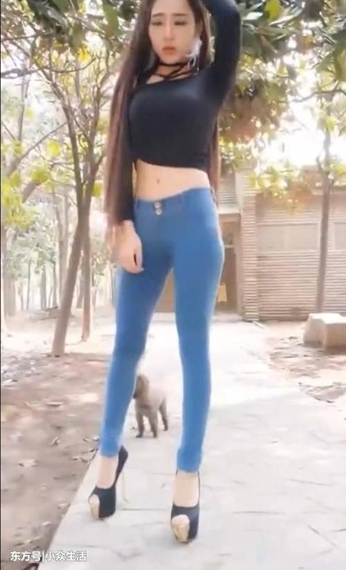 户外小姐姐牛仔裤不输丝袜，网友：这怎么穿进去呀小姐姐