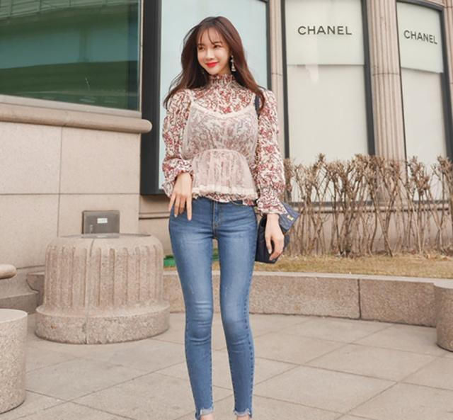  【舒适】牛仔裤能更好的秀出女人完美身材,展现迷人的女人魅力