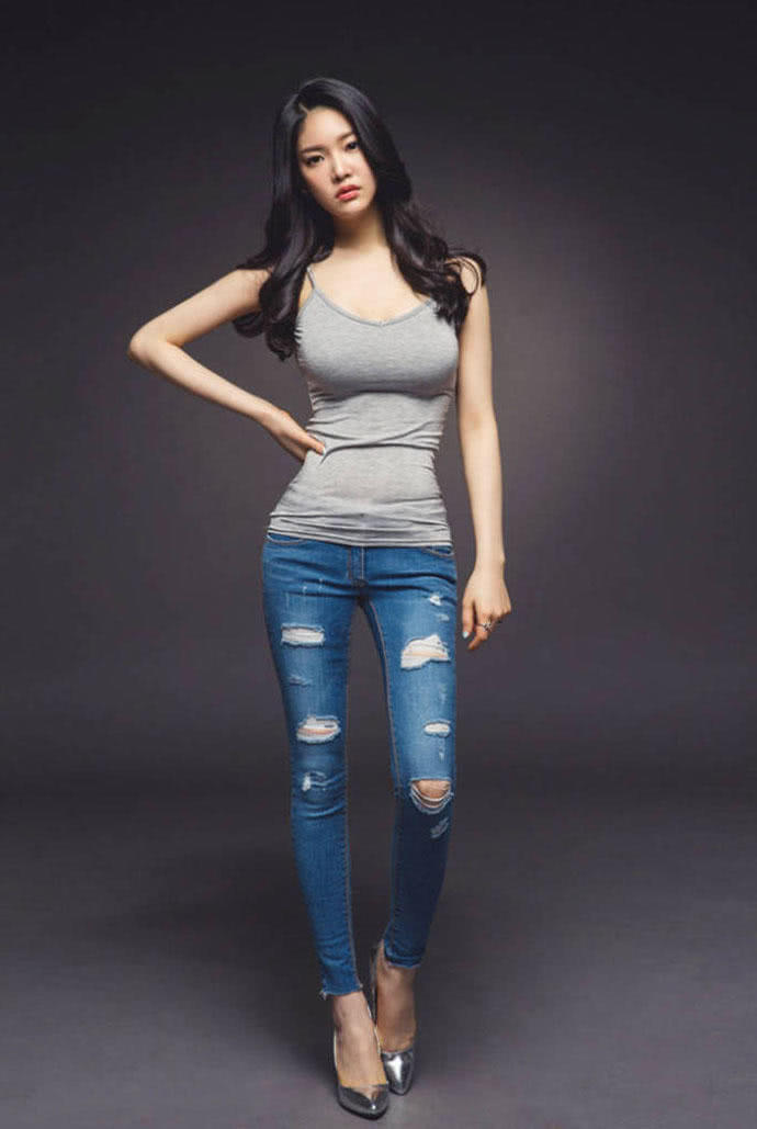 街拍吊带牛仔裤成熟美女，成熟女人的傲人身材让人喜欢