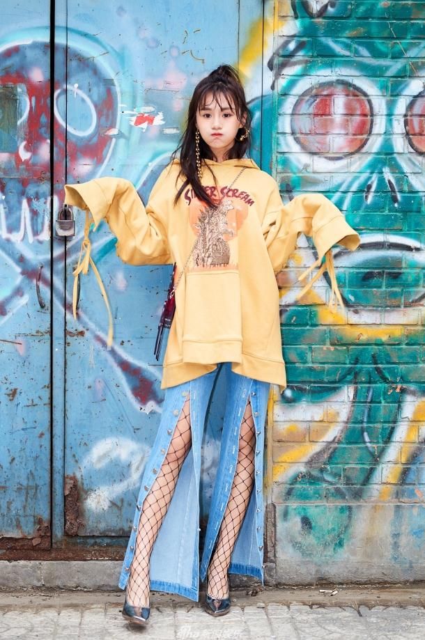 还是安悦溪厉害，把裤子上10颗扣子全解开，露出一双大长腿!