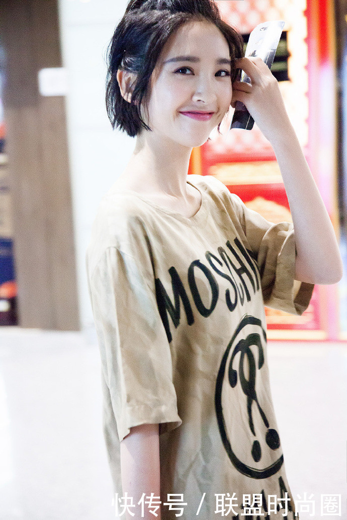 唐艺昕短裤配运动鞋，暴露了一双小粗腿，网友：张若昀喂的！