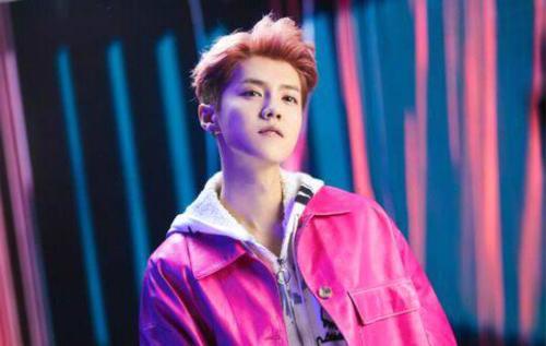 明星穿上粉系衣服，朱正廷第五，蔡徐坤第二，但他却是第一！
