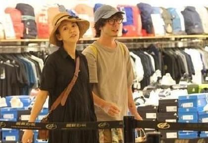 听说她怀孕了？网友都说好，跟导演过苦日子，太有钱了，是真的吗