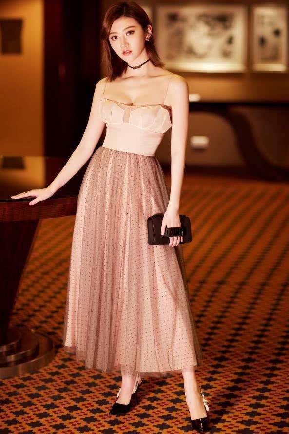 景甜失策了, 吊带裙性感却显身材臃肿, 网友: 都是衣服惹的祸!