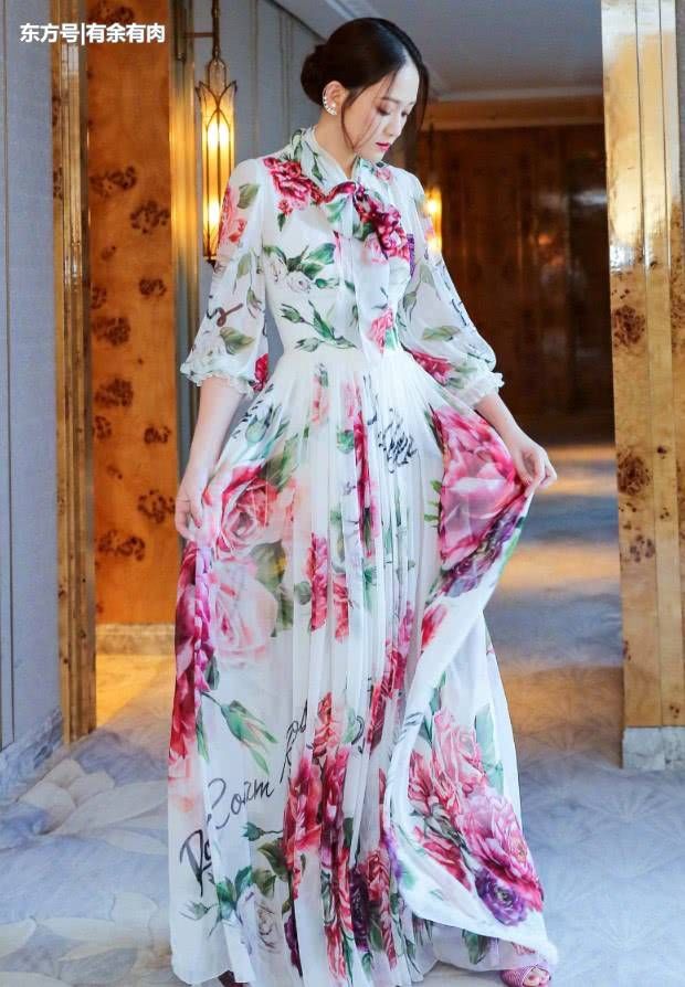 以为穿碎花裙没有人超过迪丽热巴，看到陈乔恩，才知道人外有人!