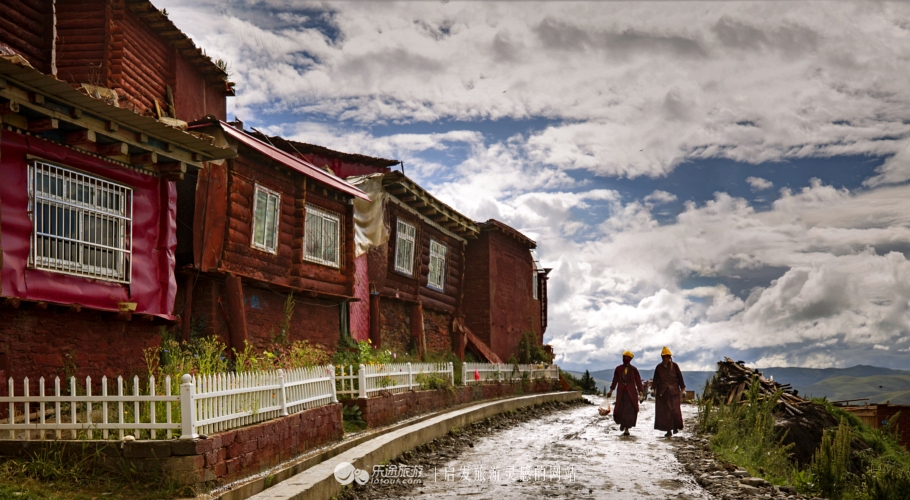 色达佛学院:小木屋磊叠出世上最大的佛学院