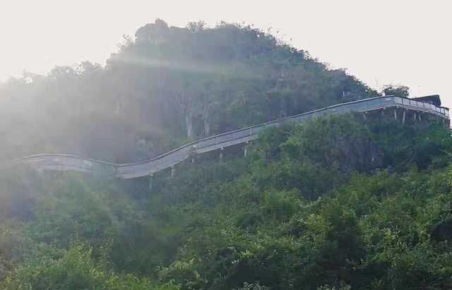 多家景区关停王洪波玻璃桥景点，网红玻璃桥的末日要来了？