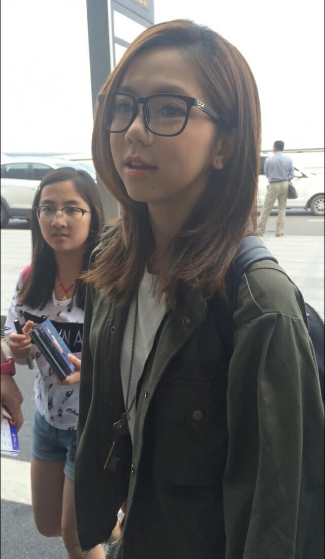 邓紫棋真够猛的!穿短的裙子上台就不怕走光?网友:画面不堪入目!