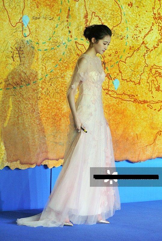 “国民闺女”关晓彤撞衫“土包子”蓝盈莹，相差7岁，差距太大！