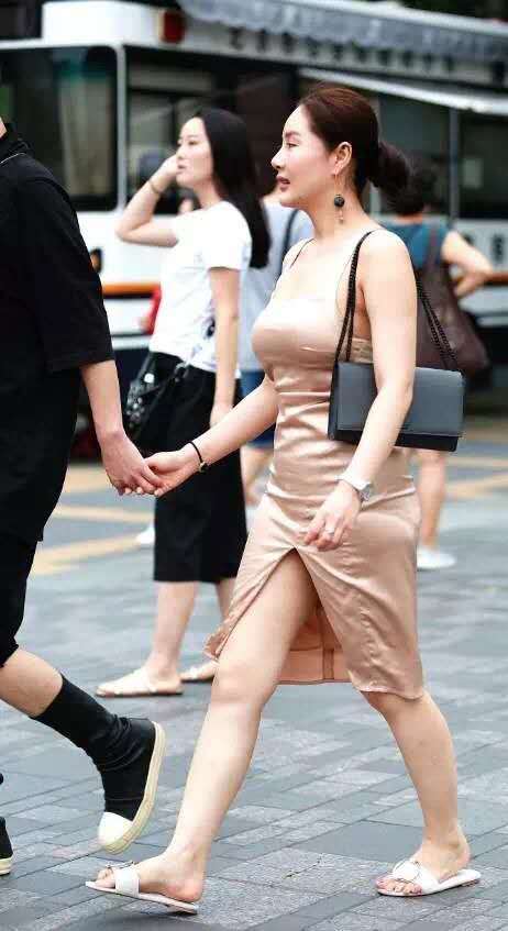 微胖小阿姨连衣裙裹出婀娜身姿，身材凸凹有致