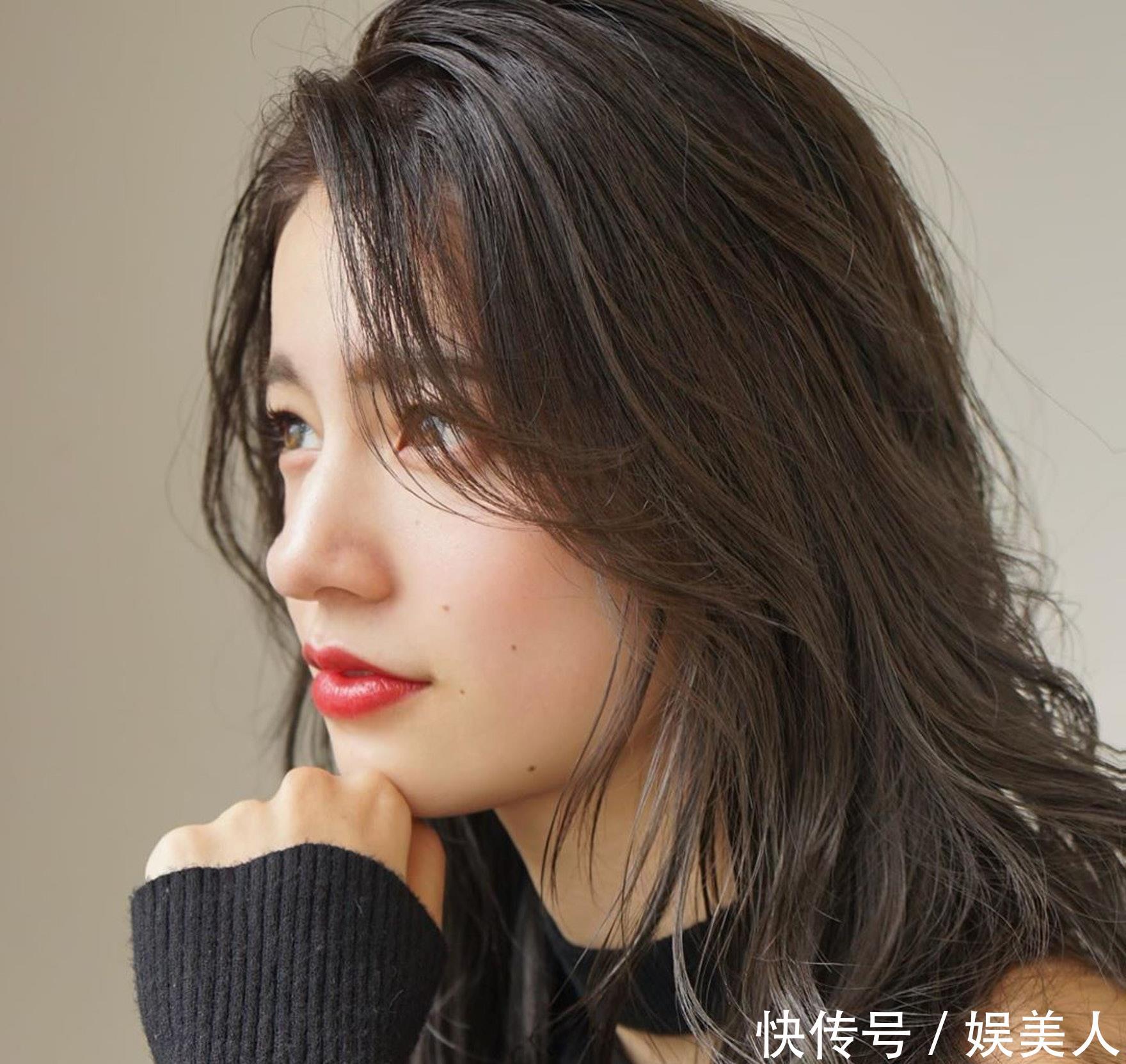  向外翻@刘海两侧的头发才是关键！剪对了脸看起来小很多！