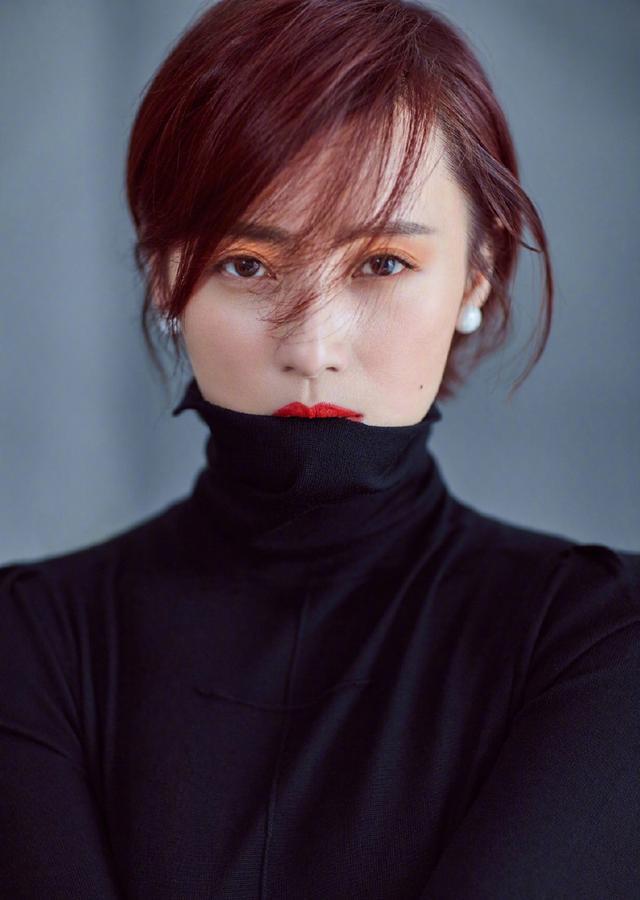 蒋勤勤身穿西服外套+连体裤，气质出众不显老，网友：她有43岁吗