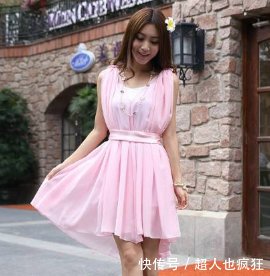 街拍小姐姐白T恤配上一款高腰的热裤，美好的腰身尽入路人眼底