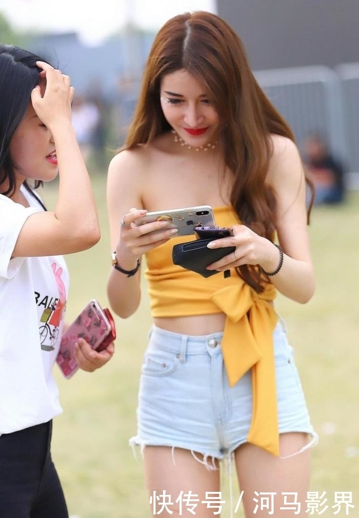 热裤|清纯校花热裤搭配性感一字肩, 清凉时尚的穿搭让人眼前一亮