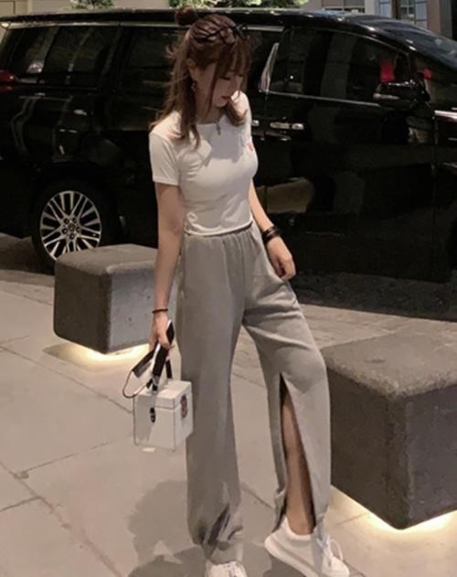  『试试』建议微胖女生：别再穿牛仔裤了，试试网红“校服裤”，无敌显腿瘦