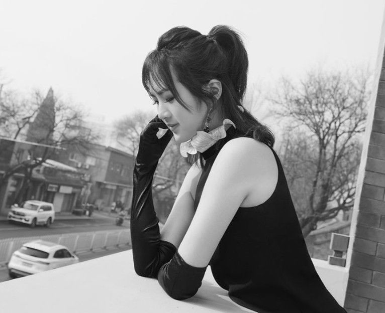 [ 名媛]哈佛才女肤白貌美名媛范十足，任正非小女儿登时尚杂志封面
