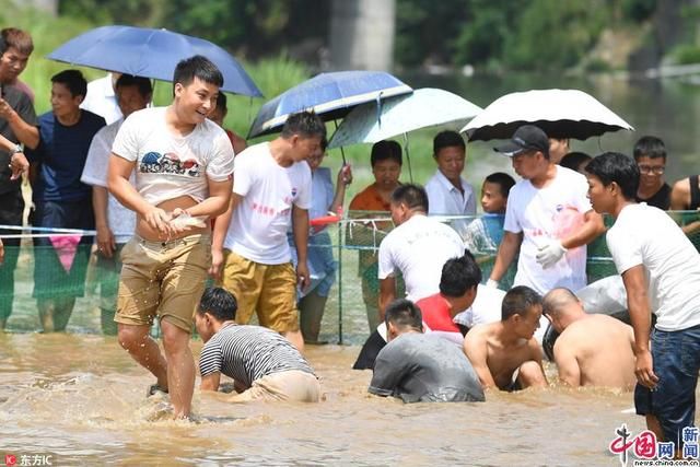 贵州仁怀：游客参加水中抓鱼比赛消暑纳凉